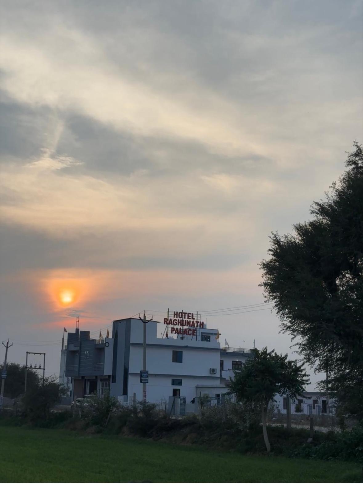 Hotel Raghunath Palace Khātu Kültér fotó